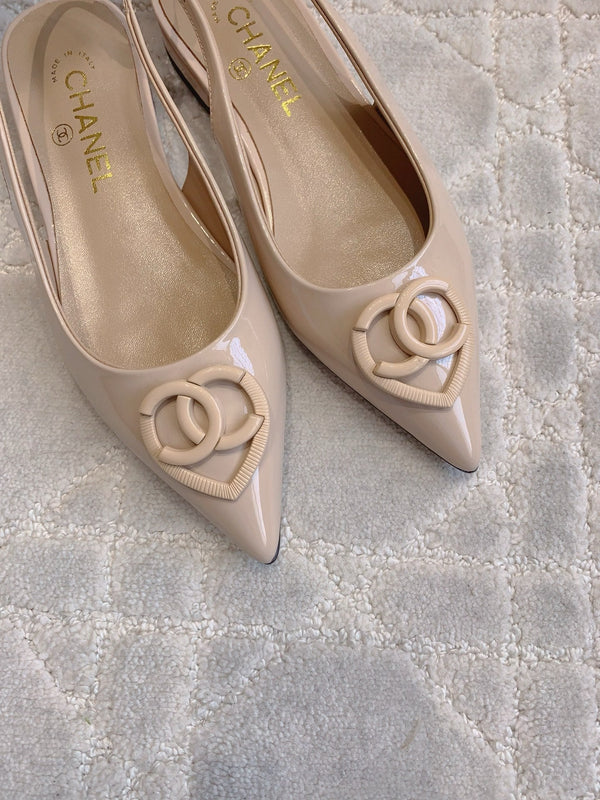 SLINGBACK PIATTE 2 CM IN VITELLO VERNICIATO BEIGE CREMA