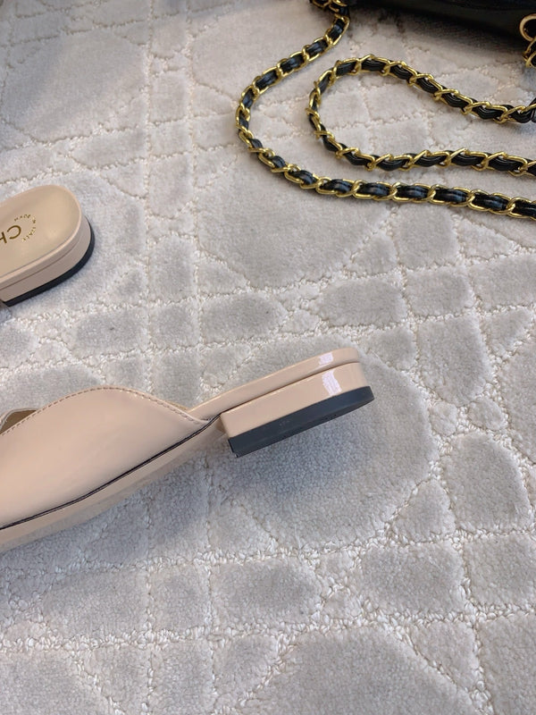 MULE PIATTO 2 CM IN VITELLO VERNICIATO BEIGE PANNA