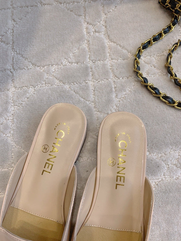 MULE PIATTO 2 CM IN VITELLO VERNICIATO BEIGE PANNA