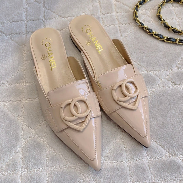 MULE PIATTO 2 CM IN VITELLO VERNICIATO BEIGE PANNA