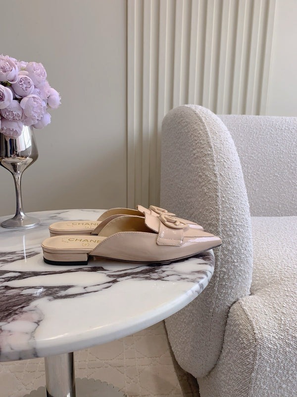 MULE PIATTO 2 CM IN VITELLO VERNICIATO BEIGE PANNA