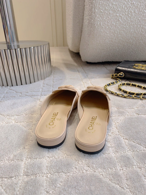 MULE PIATTO 2 CM IN VITELLO VERNICIATO BEIGE PANNA