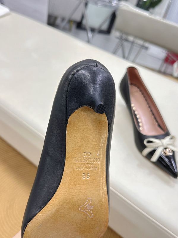 Bepointy Pump Bow In Black Cowhide And Patent Leather Pale Pink Sheepskin Linning 304254