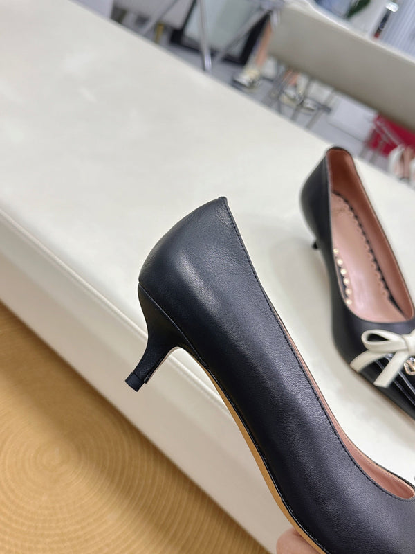 Bepointy Pump Bow In Black Cowhide And Patent Leather Pale Pink Sheepskin Linning 304254