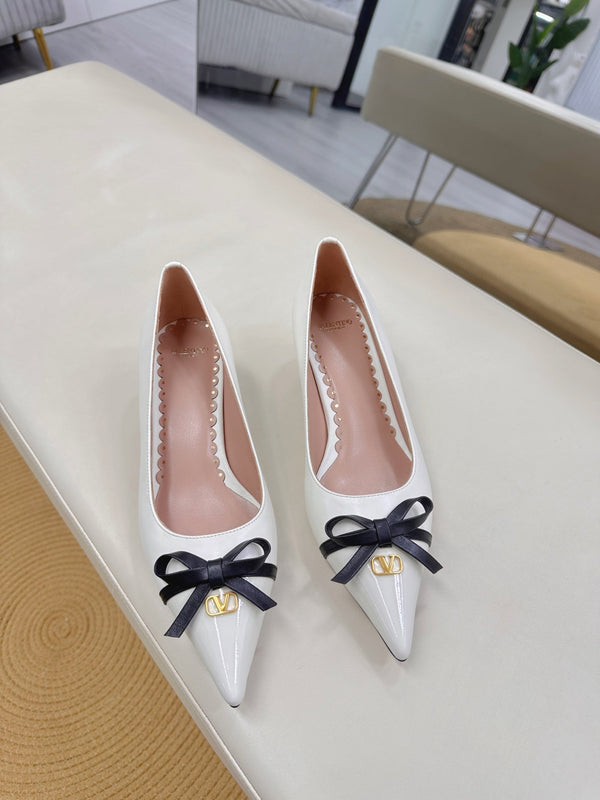 Bepointy Pump Bow In White Cowhide And Patent Leather Pale Pink Sheepskin Linning 304262