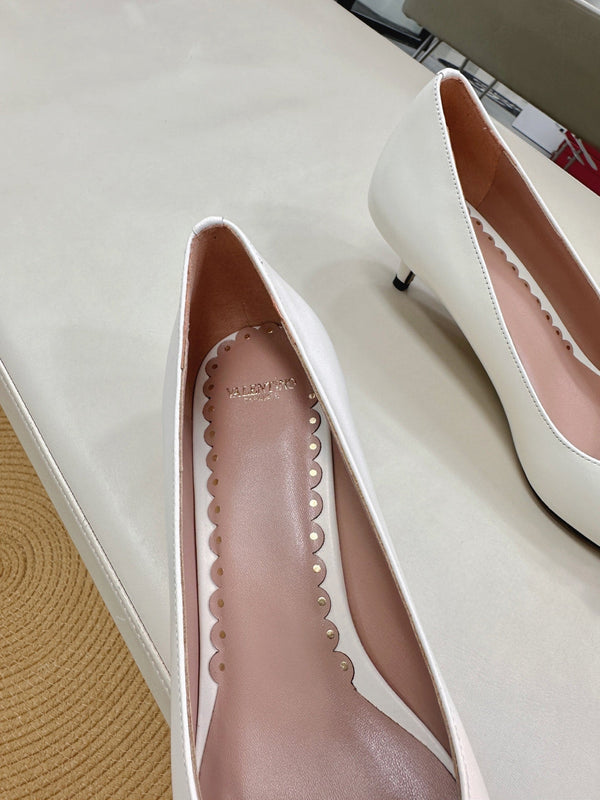 Bepointy Pump Bow In White Cowhide And Patent Leather Pale Pink Sheepskin Linning 304262