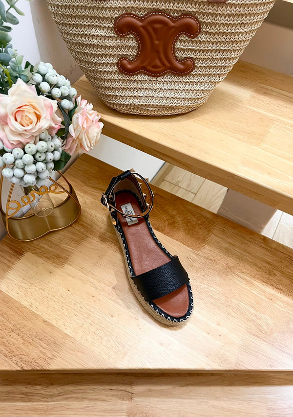 ROCKSTUD FLATFORM SANDAL IN BLACK CALFSKIN