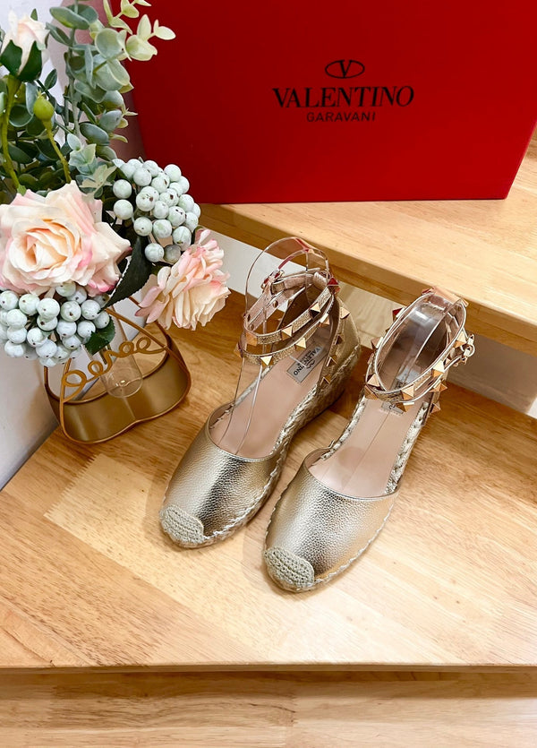 Garavani Rockstud Wedge Espadrilles In Light Yellow Metallic Cowhide And Raffia 852842