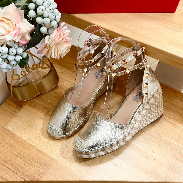 Garavani Rockstud Wedge Espadrilles In Light Yellow Metallic Cowhide And Raffia 852842