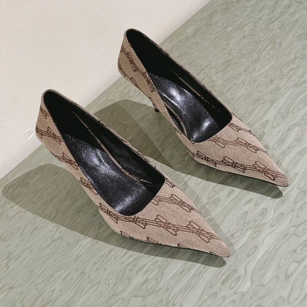 DÉCOLLETÉ A PUNTA IN TESSUTO JACQUARD CON MONOGRAMMA BEIGE