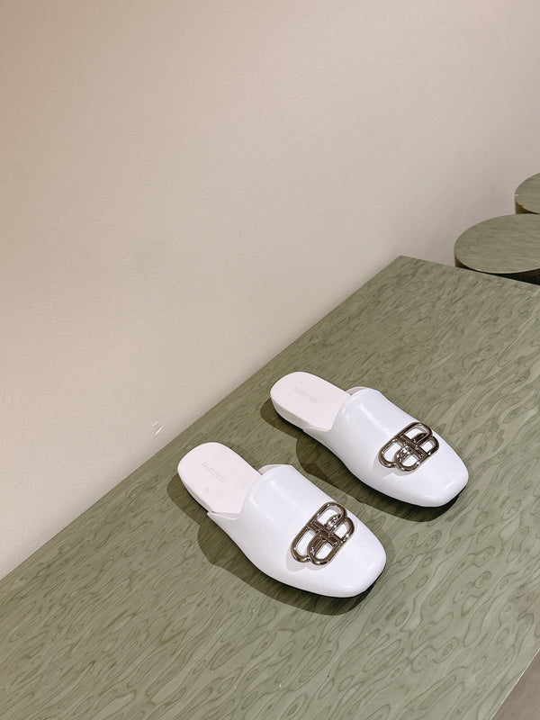 FLAT MULES IN WHITE SMOOTH CALFSKIN SILVER BUCKLE