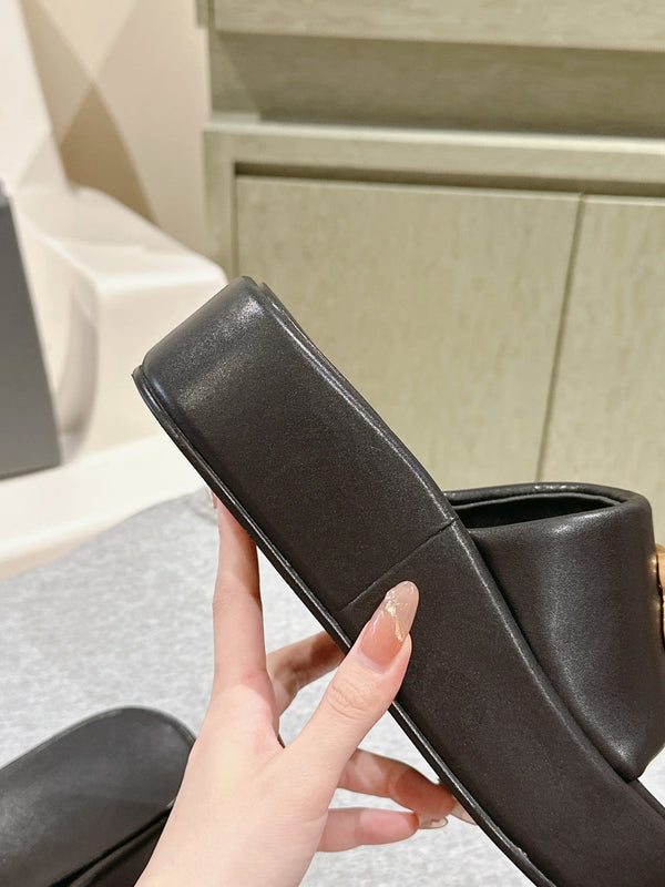 RISE SANDALS IN BLACK SHINY LAMBSKIN GOLD BUCKLE