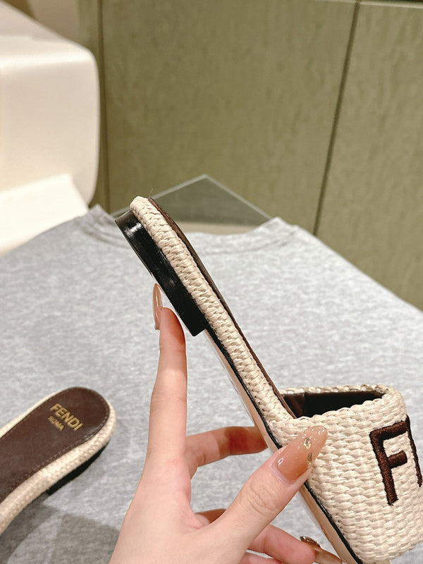 FENDI SIGNATURE MULE SLIDES IN WHITE FIBRE WITH BROWN EMBROIDERED LOGO
