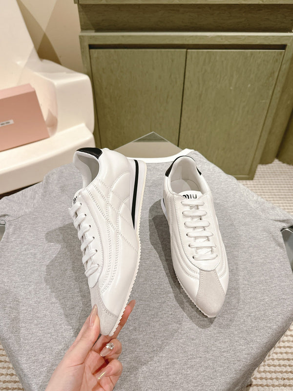 Miu Low-top Pointed Toe Sneakers White Cowhide Suede 445541