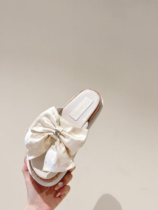 CC SLIPPERS WITH SILK BOW IN WHITE COWHIDE