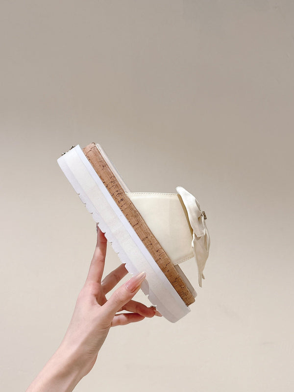 CC SLIPPERS WITH SILK BOW IN WHITE COWHIDE