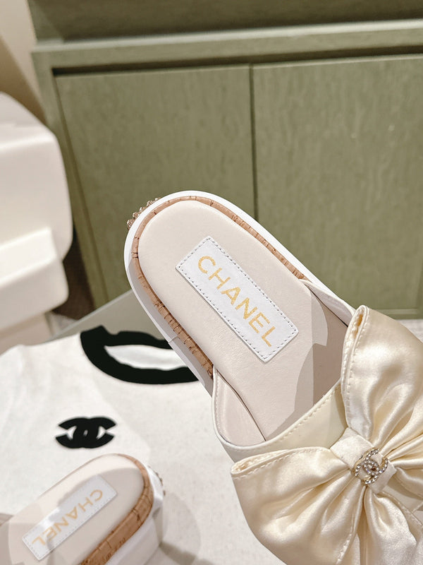 CC SLIPPERS WITH SILK BOW IN WHITE COWHIDE