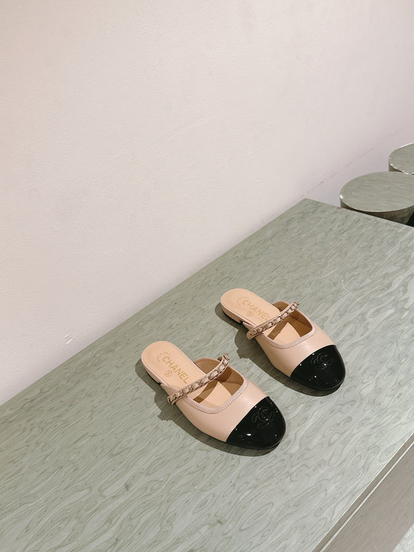 cc mule catena in pelle vitello beige vitello verniciato nero