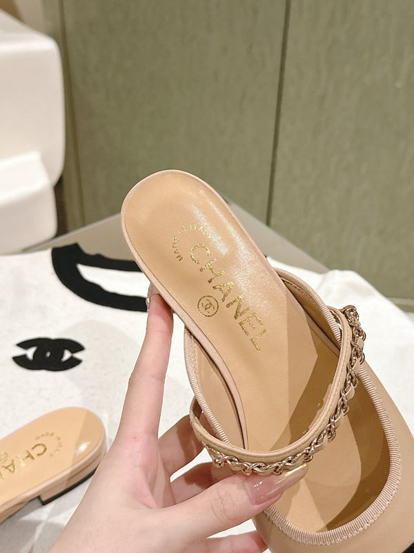 cc mule catena in pelle vitello beige vitello verniciato nero