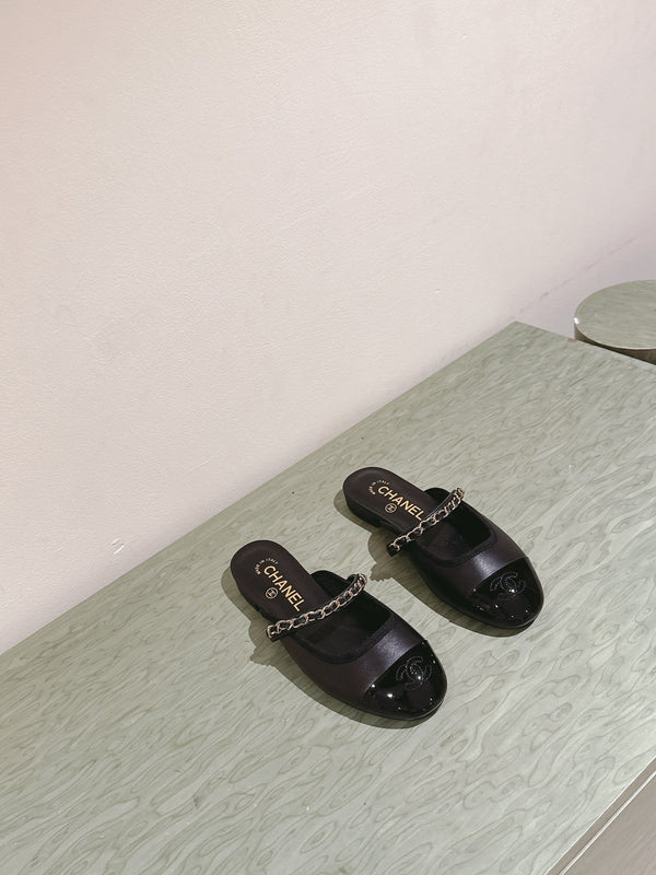 cc mule catena in pelle vitello nero vitello verniciato