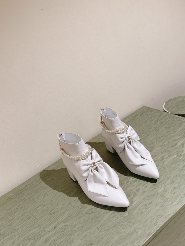 CC 24A Pearl Bow Ankle Boots 65mm White Sheepskin 447470