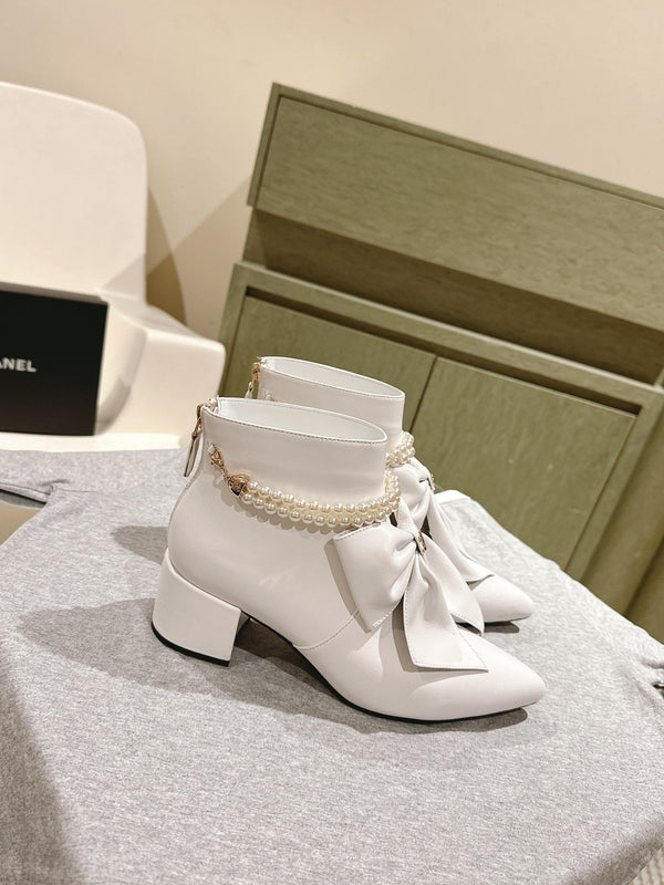 CC 24A Pearl Bow Ankle Boots 65mm White Sheepskin 447470