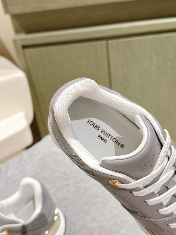 Sneaker LV Neo Run Away 50mm in pelle di vacchetta grigia