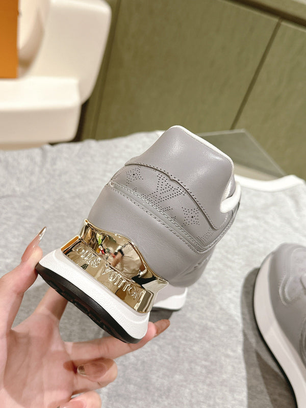 Sneaker LV Neo Run Away 50mm in pelle di vacchetta grigia