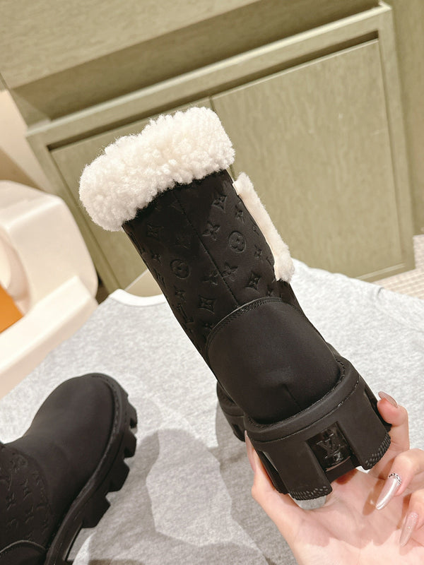 STIVALETTI IN PELLE DI VITELLO GOFFRATA NERA E SHEARLING BIANCO