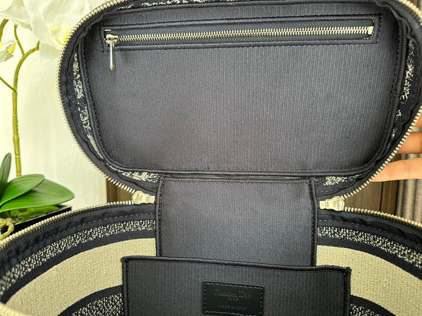 diortravel vanity 25 black embroidery