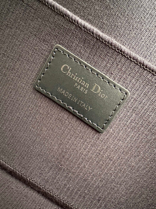 diortravel vanity 25 black embroidery