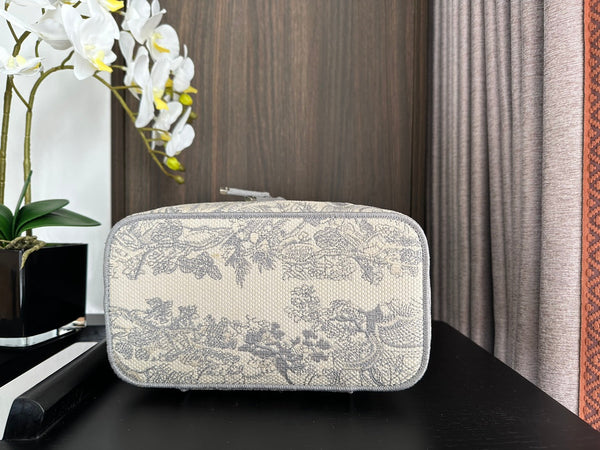 diortravel vanity 25 grey embroidery