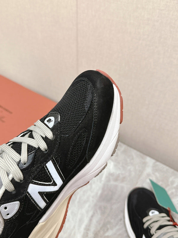 Sneaker LP x NB 990v6 45mm in pelle scamosciata nera, vitello bianco e tessuto a rete