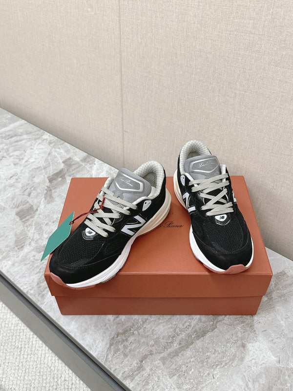 Sneaker LP x NB 990v6 45mm in pelle scamosciata nera, vitello bianco e tessuto a rete