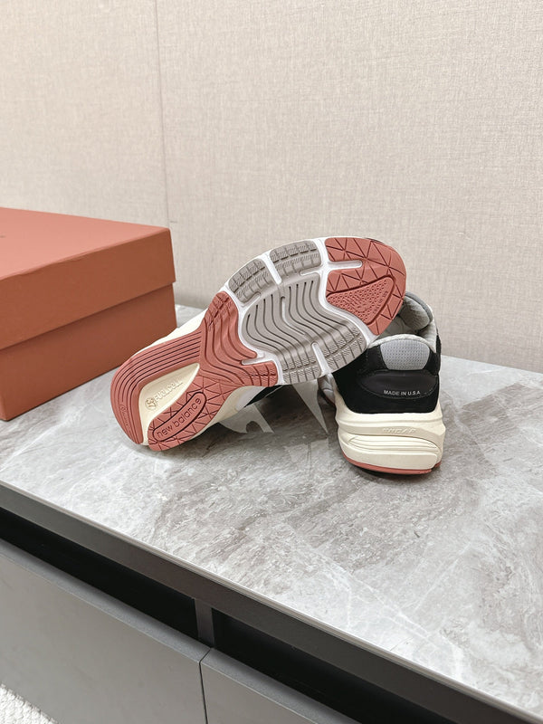 Sneaker LP x NB 990v6 45mm in pelle scamosciata nera, vitello bianco e tessuto a rete