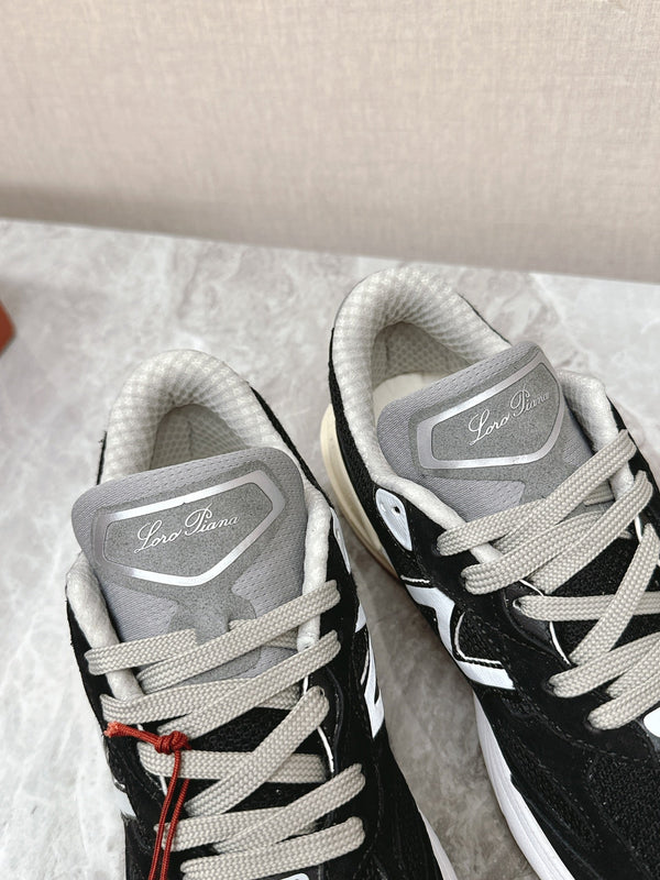 Sneaker LP x NB 990v6 45mm in pelle scamosciata nera, vitello bianco e tessuto a rete