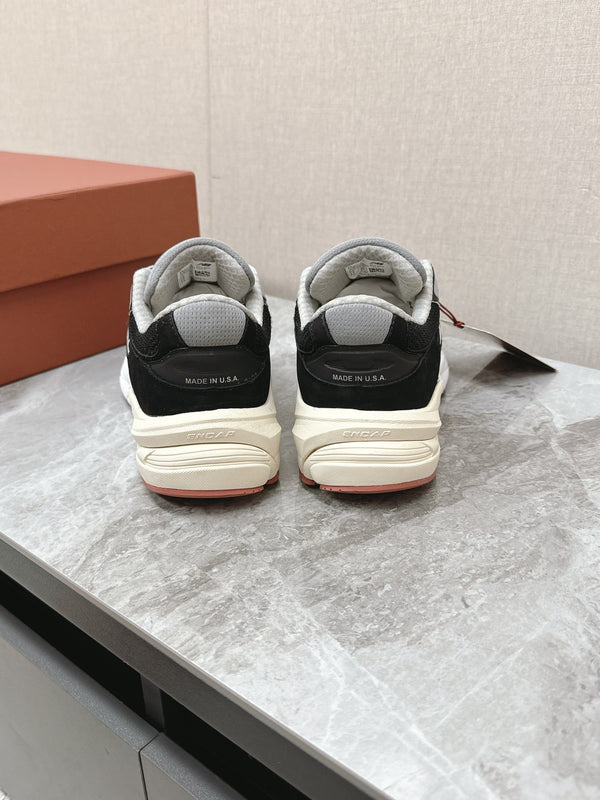 Sneaker LP x NB 990v6 45mm in pelle scamosciata nera, vitello bianco e tessuto a rete