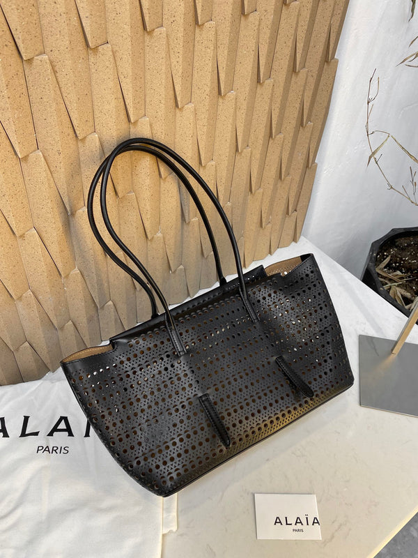 NEO MINA 32 BAG IN BLACK VIENNE CALFSKIN