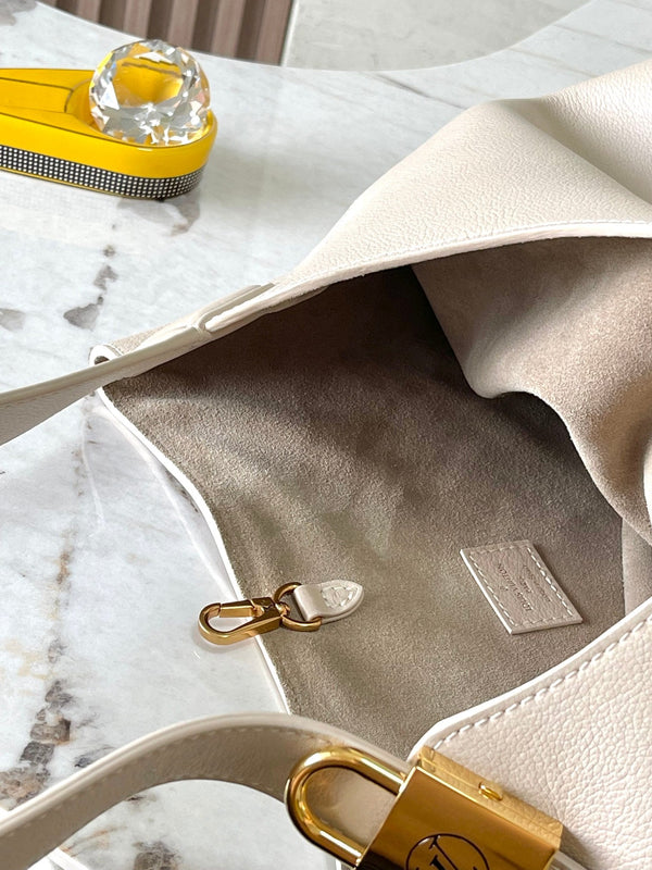 LOW KEY HOBO MM 35 IN IVORY BEIGE SMOOTH CALFSKIN