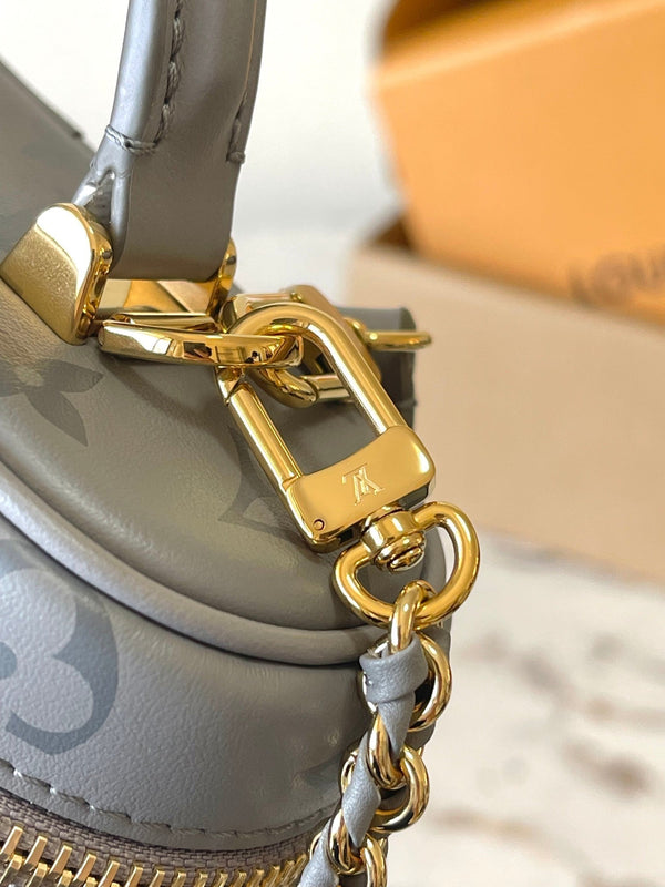 BORSA VANITY CHAIN 19 IN PELLE DI VITELLO CON MONOGRAMMA TRIANON E FIBBIA ORO