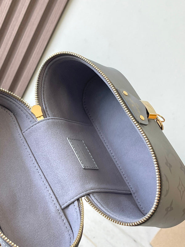 BORSA VANITY CHAIN 19 IN PELLE DI VITELLO CON MONOGRAMMA TRIANON E FIBBIA ORO