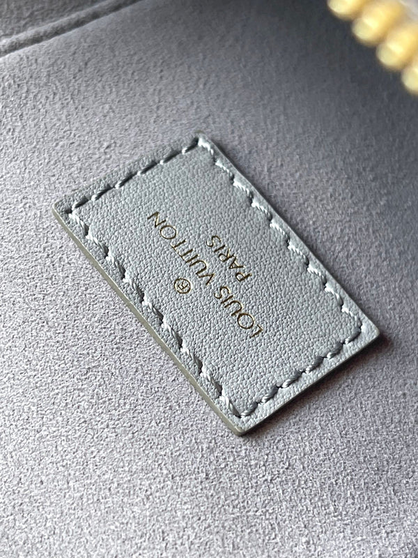 BORSA VANITY CHAIN 19 IN PELLE DI VITELLO CON MONOGRAMMA TRIANON E FIBBIA ORO