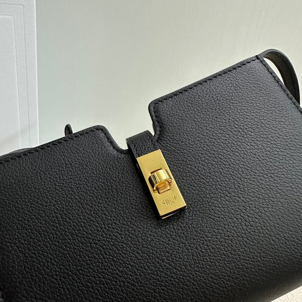 16 STRAP POCHETTE 18 IN BLACK SUPPLE CALFSKIN GOLD HARDWARE