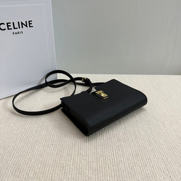 16 STRAP POCHETTE 18 IN BLACK SUPPLE CALFSKIN GOLD HARDWARE