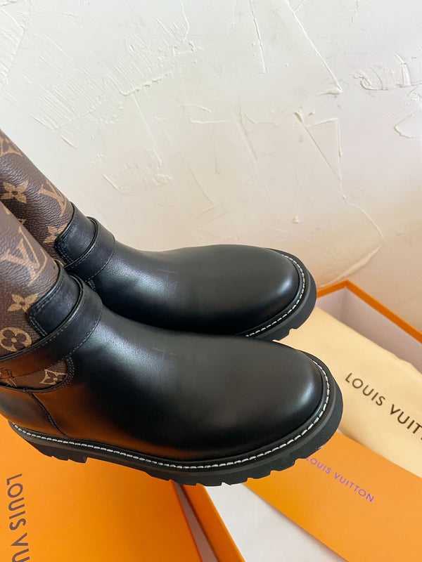 TERRITORY FLAT ANKLE BOOT IN BLACK EMBOSSED CALFSKIN