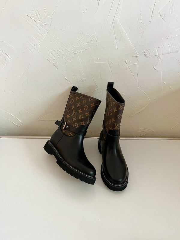 TERRITORY FLAT ANKLE BOOT IN BLACK EMBOSSED CALFSKIN