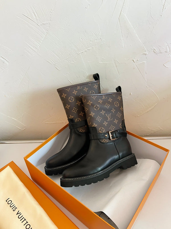 TERRITORY FLAT ANKLE BOOT IN BLACK EMBOSSED CALFSKIN