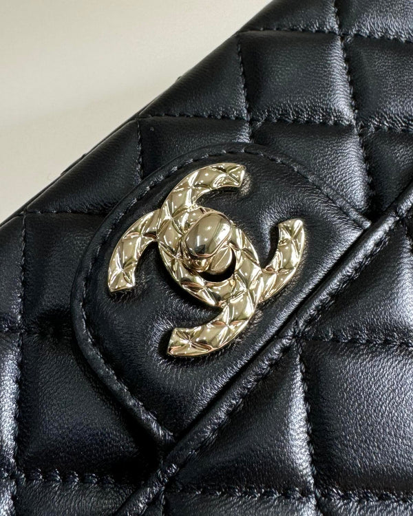 Borsa mini con patta 24a, manico superiore, 20 cm, pelle di agnello nera, hardware argento