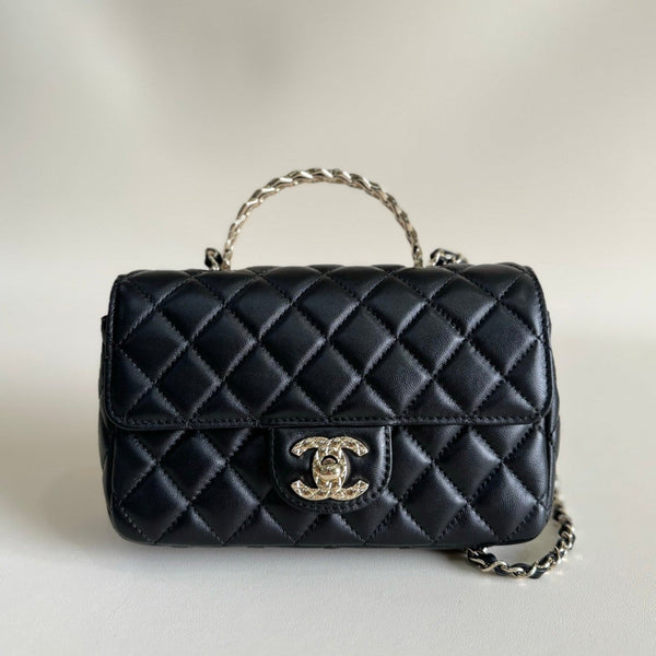 Borsa mini con patta 24a, manico superiore, 20 cm, pelle di agnello nera, hardware argento