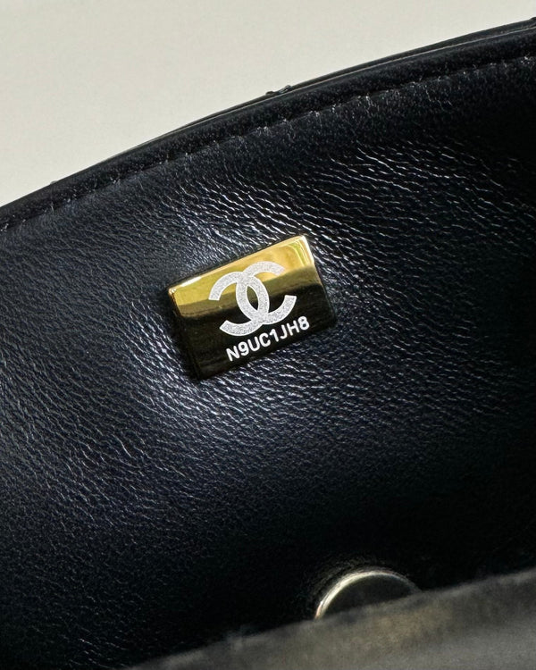 Borsa mini con patta 24a, manico superiore, 20 cm, pelle di agnello nera, hardware argento